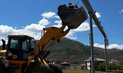 Karlıova’da Direğe Takılan Karga Kurtarıldı!