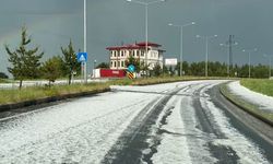 Kars'ta Dolu Yağışı: Yollar Beyaz Örtüyle Kaplandı
