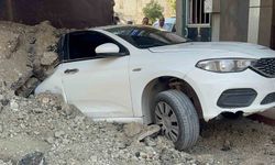 Elazığ’da hafriyat kamyonu devrildi: 1 yaralı