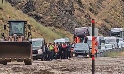 Yüksekova Van Karayolunda Heyelan Ulaşımı Aksattı
