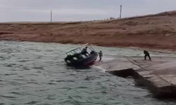 Kıyıdaki Balıkçı Teknesi, Rüzgarın Şiddetiyle Gölde Battı