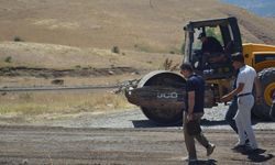 Adaklı'da Köy Yolunda Asfalt Çalışması