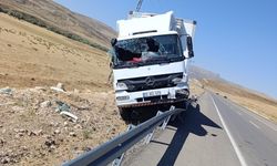 Şoför Uyukladı, Kamyon Bariyerlere Çarptı