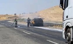 Diyarbakır'da Seyir Halindeki Otomobil Yandı