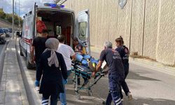 Otomobil Aydınlatma Direğine Çarptı: 3 Kişi Yaralandı
