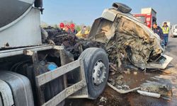 Süt Tankeri Tıra Çarptı: Sürücü Kabinde Sıkıştı