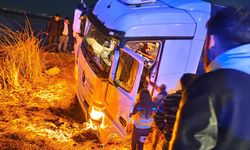Tır Tarlaya Uçtu: 2 Kişi Yaralandı