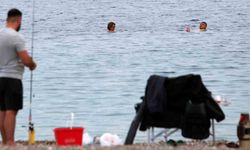 Aylardan Kasım: Antalya'da Denize Girdiler