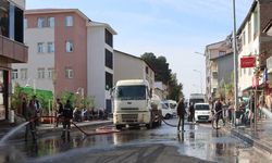 Bingöl'ün İlçesinde Yollar Tazyikli Suyla Yıkandı