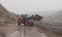 Yüksekova Van Karayolunda Heyelan