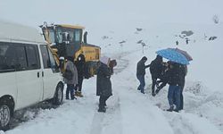 Hakkari'de Karda Mahsur Kalan Yolcuların İmdadına Yetiştiler