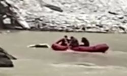 Hakkari'de Kayaların Yuvarlanması Sonucu Kamyonet Zap Suyu'na Devrildi