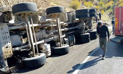 Batman'da Asfalt Taşıyan Kamyon Devrildi: 1 Yaralı