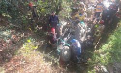 Dereye Düşen Traktörde Sıkışan Yaşlı Adam Vinçle Çıkarıldı