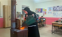 Köyde İki Kadın Öğretmen Zorluklara Rağmen Eğitimi Ayakta Tutuyor