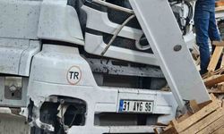 Tavuk Yüklü Tır Devrildi: Sürücü Yaralandı