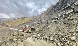 Yağış Sonrası Oluşan Heyelan Yolları Kapattı