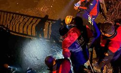 Köprüden Düşen Vatandaş Ekiplerce Dere Yatağından Çıkarıldı