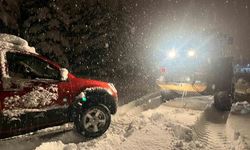 Kara Saplanan Araç Ekiplerin Müdahalesiyle Kurtarıldı