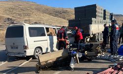 Malatya’da Tır İle Minibüs Çarpıştı: 3 Kişi Hayatını Kaybetti