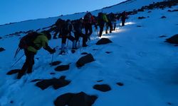Ağrı Dağı’nda Yoğun Kara Rağmen Tırmanış Sürüyor