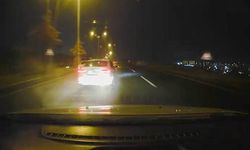 Kaygan Yolda Makas Atan Sürücü Kamerada