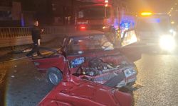 Otomobil Üst Geçit Bariyerine Çarptı: 1’i Ağır 2 Yaralı