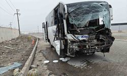 İşçi Servisi Tır Dorsesine Çarptı: 22 Yaralı