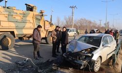 Otomobil İle Kamyonet Kafa Kafaya Çarpıştı