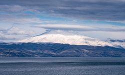 Süphan Dağı Zirvesinde Mercek Bulutu Görsel Şölen Sundu
