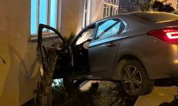 Erzurum’da İlginç Kaza: Otomobil Bahçe Duvarında Asılı Kaldı