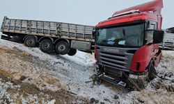 Briket Yüklü Tır Şarampole Devrildi: Sürücü Yaralandı