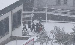 Öğrenciler Kar Sevincini Oyun Havalarıyla Kutladı