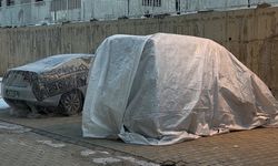 Yüksekova Buz Kesti: Araçlarına Battaniye Örtüyorlar