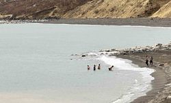 Bitlis'te Yükseklerde Kar Yağışı, Göl Kenarında Yazdan Kalma Manzaralar