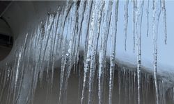 Yüksekova'da Dondurucu Soğuk: Buz Sarkıtları 1 Metreyi Aştı