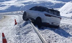 Bingöl Erzurum Yolunda Kaza: Kontrolden Çıkan Cip Bariyere Çarptı!