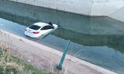 Diyarbakır'da Kontrolden Çıkan Otomobil Sulama Kanalına Devrildi