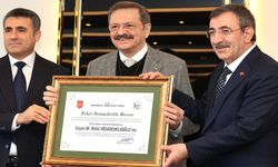 Cumhurbaşkanı Yardımcısı Yılmaz, TOBB Başkanı Hisarcıklıoğlu’na Fahri Hemşehrilik Beratı Verdi