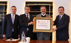 Cumhurbaşkanı Yardımcısı Yılmaz, TOBB Başkanı Hisarcıklıoğlu’na Fahri Hemşehrilik Beratı Verdi