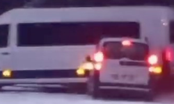 Karlı Yolda Kontrolden Çıkan Araç Minibüse Çarptı