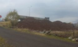 Bingöl’de Tarlasının Yanı Başına Moloz Dökülmesine Kadın Çiftçiden Tepki!