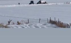 Kara Saplanan Ambulansı Köylüler Traktörle Kurtardı