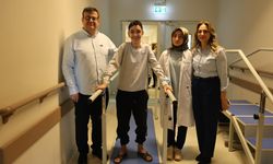 Omurilik İltihaplanması Hastalığına Yakalanan Genç, 2 Yıl Sonra Yürümeye Başladı