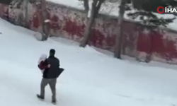 Kars’ta Duygulandıran Görüntü: Annesini Kucağında Taşıdı!