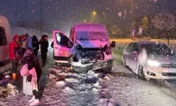 Bingöl’de Minibüs Tıra Çarptı: 10 Yolcu Yaralandı