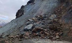 Elazığ’da Yağış Sonrası Heyelan Yolu Kapattı