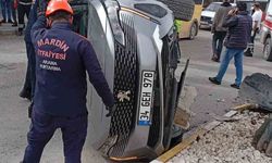 Cip Refüje Çarpıp Devrildi: 2 Yaralı