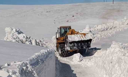Karlıova’da 2 Metrelik Karla Mücadele Sürüyor