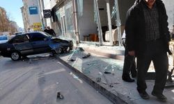 Otomobil Mobilya Mağazasına Girdi: Facia Kıl Payı Atlatıldı